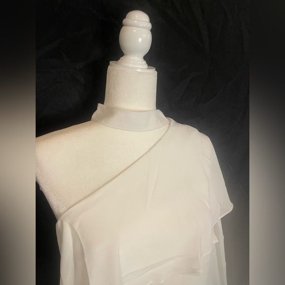 Krisa Women’s White One long sleeve, one flutter sleeve Blouse, small, NWT - Picture 4 of 7